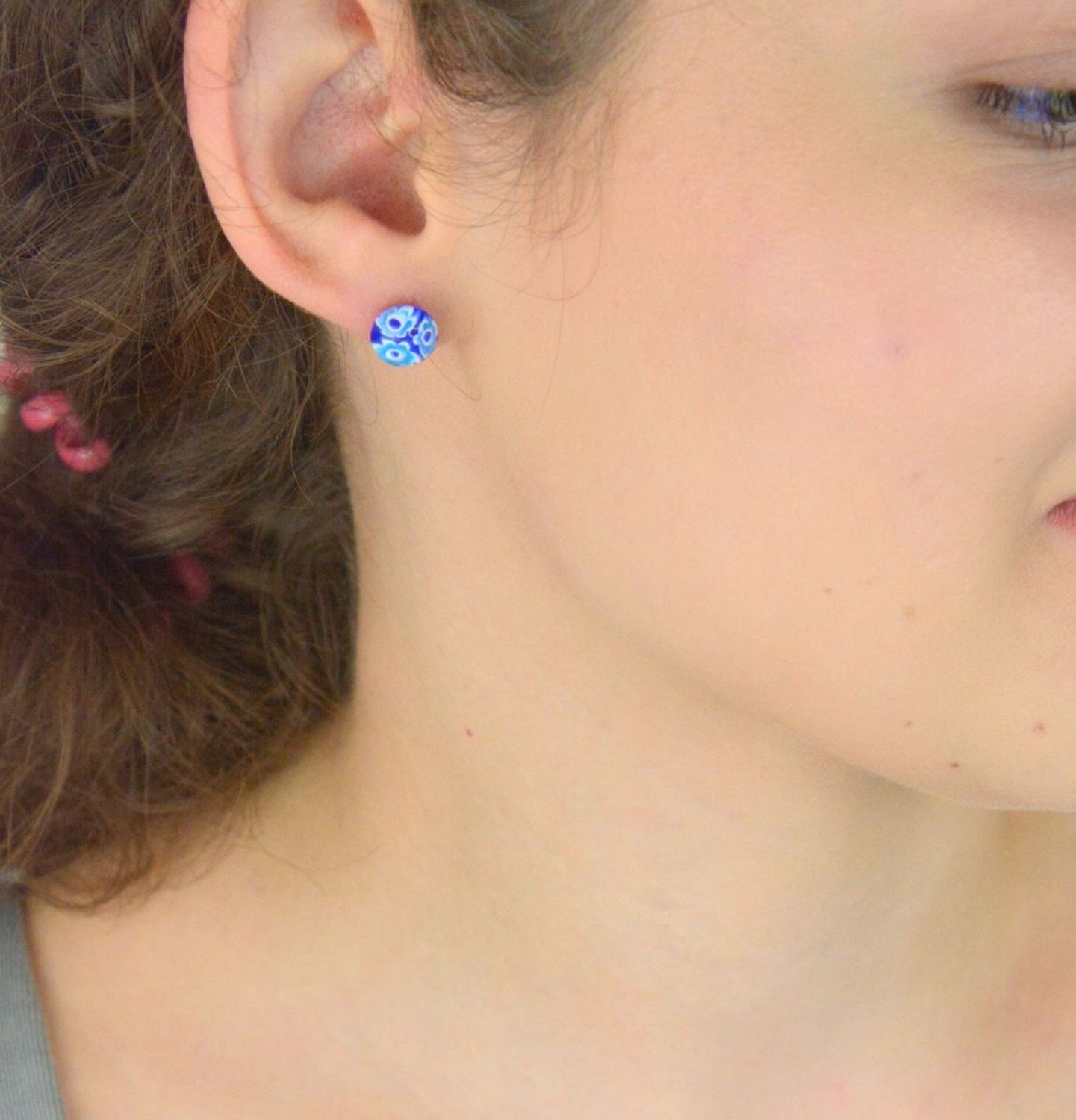 Kolczyki damskie srebrne 925 – Murano 57. Okrągłe, ręcznie robione szkło Murano z zatopionymi kwiatkami w odcieniach niebieskim i białym. Waga 2 g, wielkość 9 mm, zapięcie sztyft.1.jpg